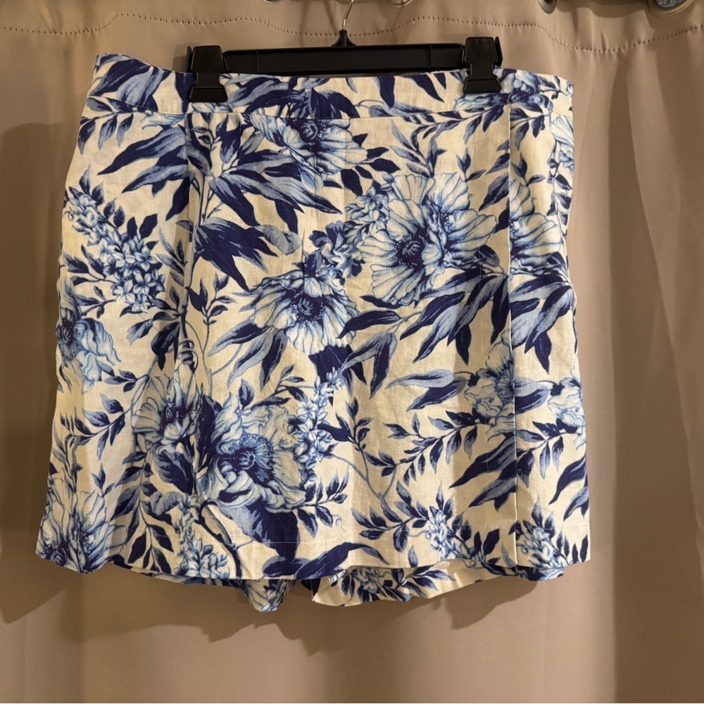 Ellen Tracy Blue and White Patterned Skorts
